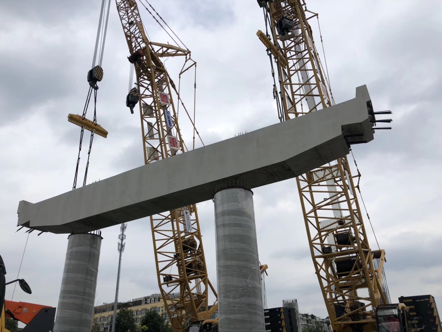 再次突破!西南地区首榀预制盖梁成功拼装